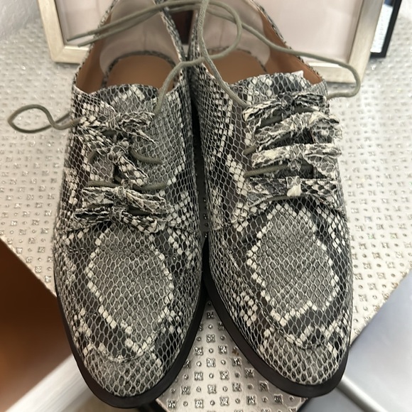 Banana Republic Snake Skin Bow Oxfords EUC - Picture 6 of 6